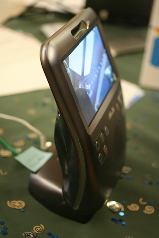 Illustration for article titled Hands On: Asus's AiGuru SV1 Grandma-Friendly Skype Videophone